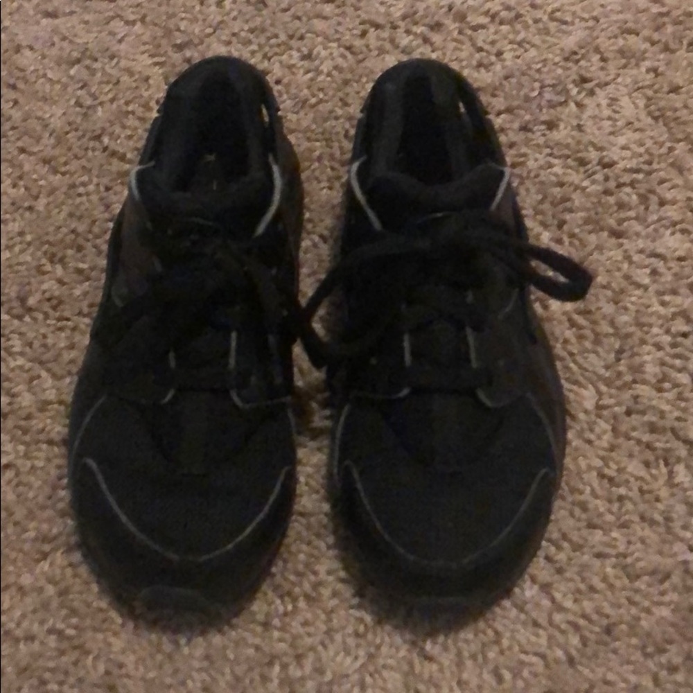 Black Nike Huarache kids sneakers